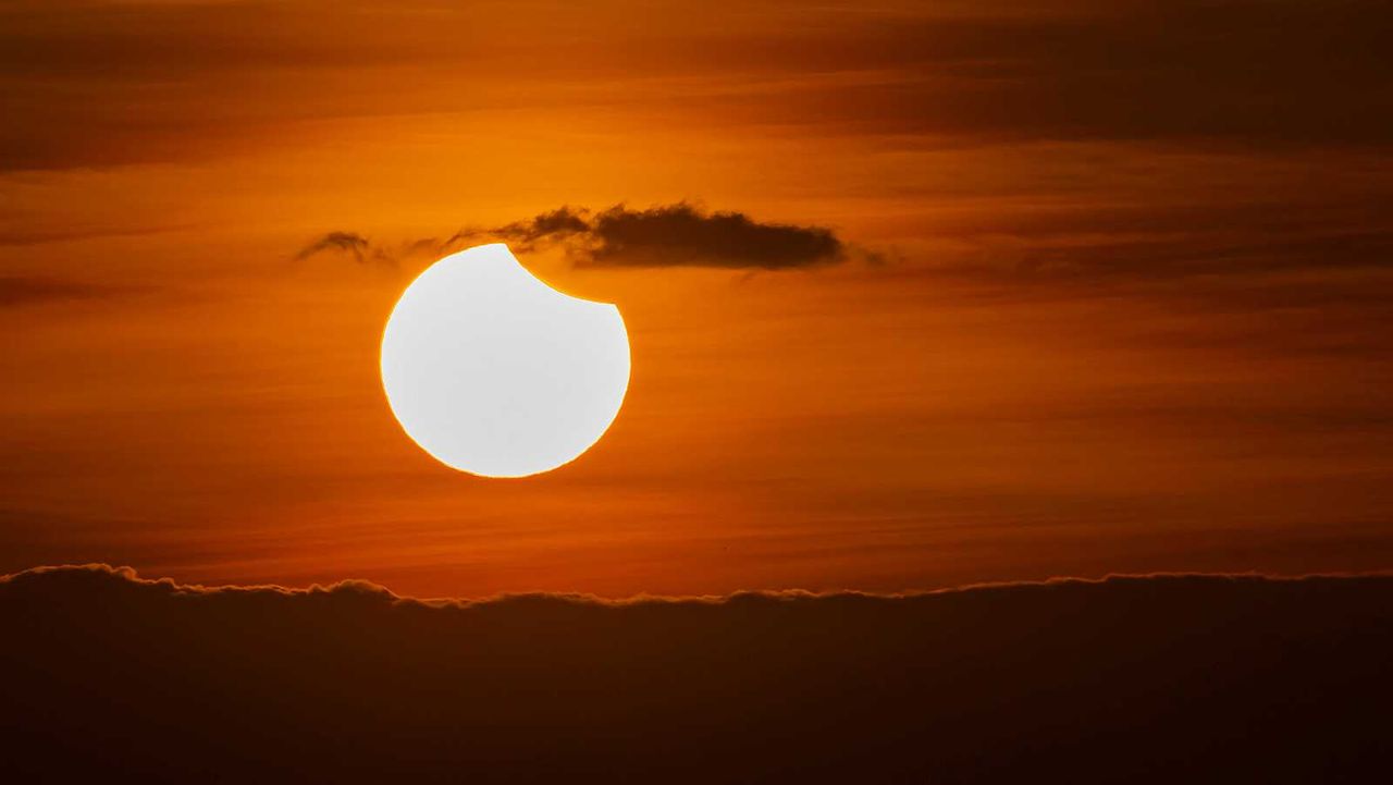 De Octubre De Eclipse Parcial De Sol En La Pen Nsula