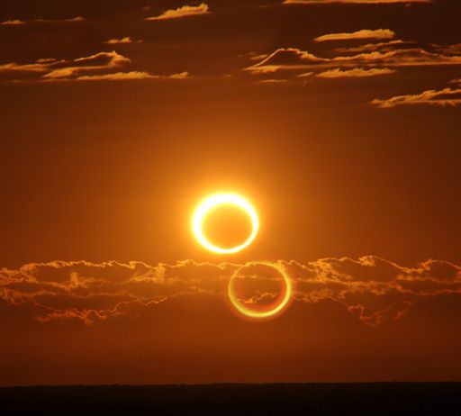 Anillo De Fuego De Un Eclipse Solar