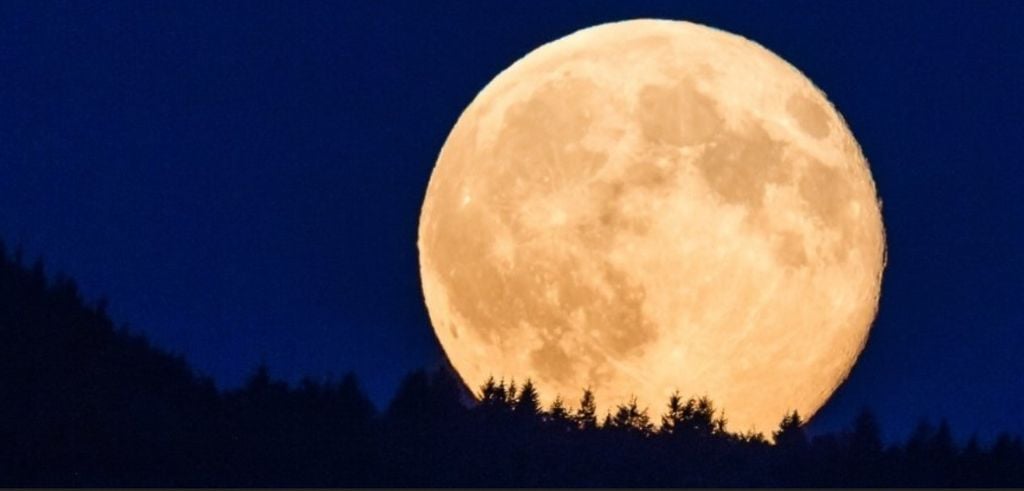 Luna llena de las flores La última Superluna de 2020