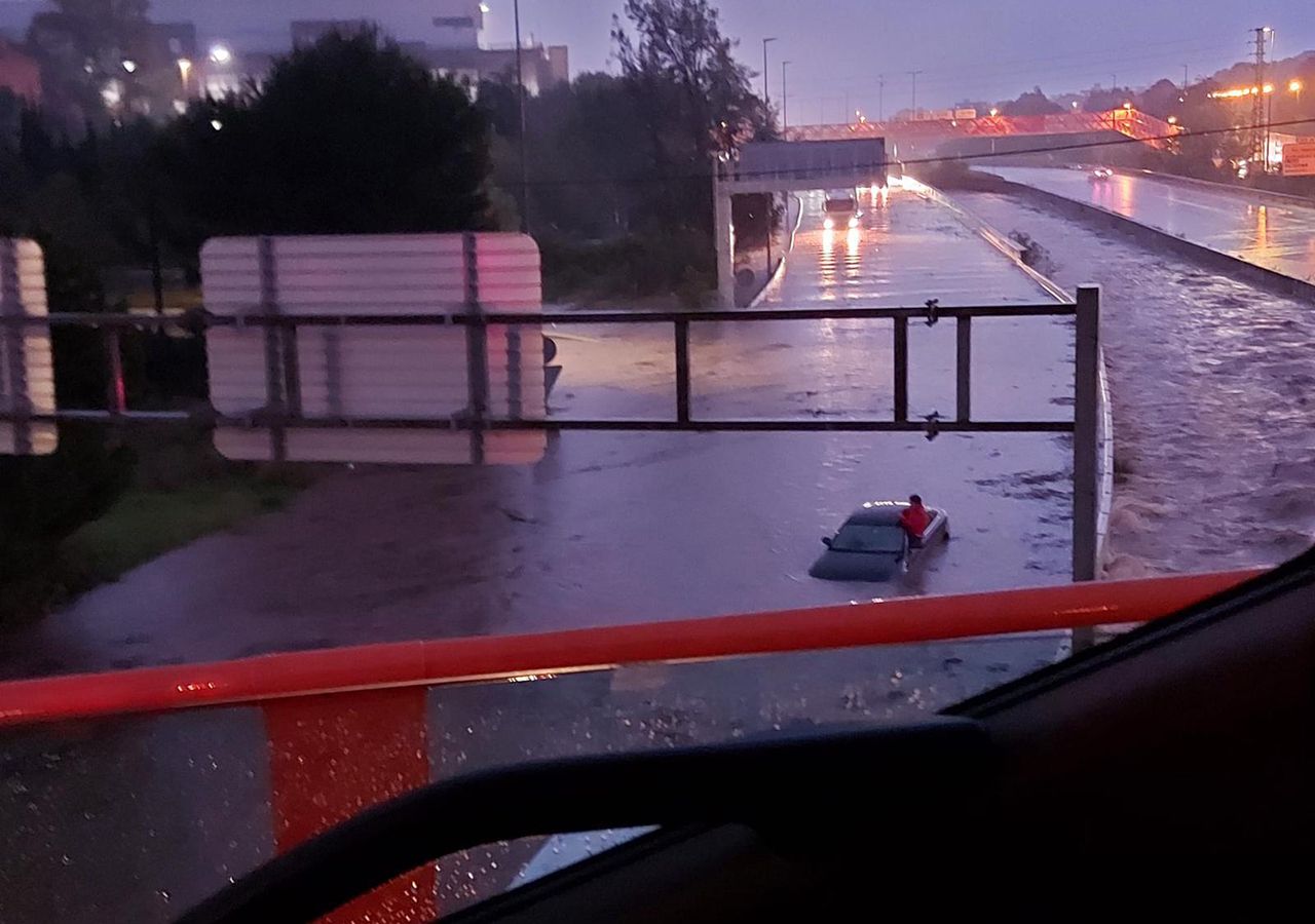 La Tormenta Descomunal De Valencia Calles Anegadas Y Coches Atrapados