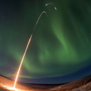 Lanzamiento de un cohete entre auroras