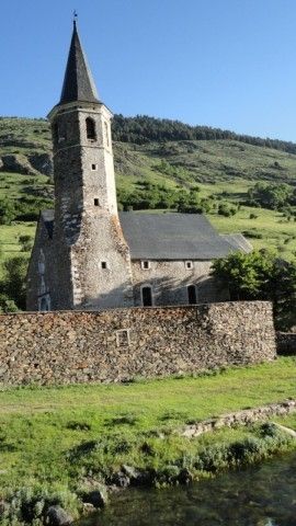 Figura 6. Iglesia y campanario de avisos, Montgarri.