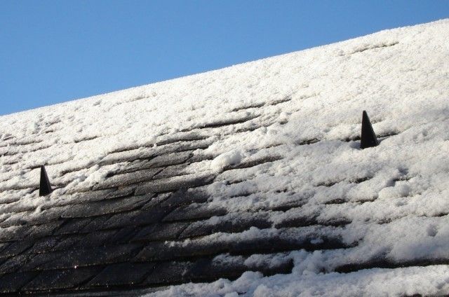 Figura 3. Evitando avalanchas de tejados en una casa de Benasque.