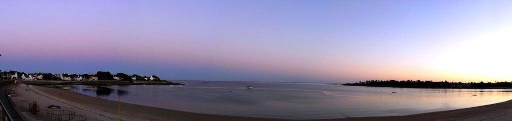 Figura 2. En esta foto de la bahía Bénodet (finistère - Francia), se proyecta en la atmósfera la sombra de la Tierra. Este arco anti crepuscular, como el nombre sugiere, es observable en la dirección frente al sol. Este fenómeno dispersa la luz en las gamas de rojo, rosado, púrpura y azul en el horizonte, también llamado rayos anti crepusculares y Cinturón de Venus.