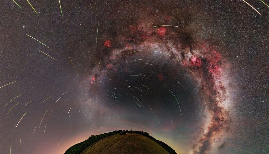 Perséidas sobre un pequeño planeta. Crédito y derechos de imagen: Rosadziński / NASA GSFC, UMCP, CRESST II.