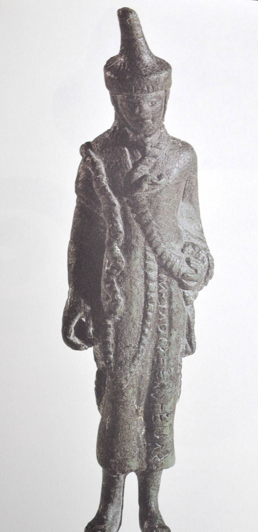 Figura 1.- Estatuilla de bronce representando un harúspice etrusco. Siglo III a. C. Museo Gregoriano Etrusco (Ciudad del Vaticano).