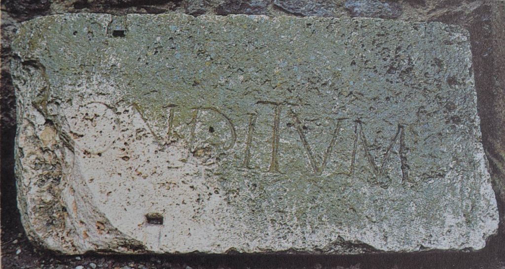 Figura 4.- Fragmento de inscripción procedente de Vulci (hoy Viterbo, Italia), con el texto [fulgur] conditum. Museo Nacional de Vulci.