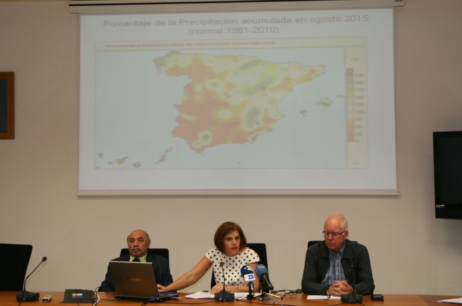 Figura 3.- Intervención de Ana Casals durante una rueda de prensa convocada en AEMET. Ana, en calidad de portavoz, está flanqueada por los meteorólogos Antonio Mestre (izquierda) y Ángel Alcázar (derecha), principales responsables técnicos de las áreas de Climatología y Predicción respectivamente.