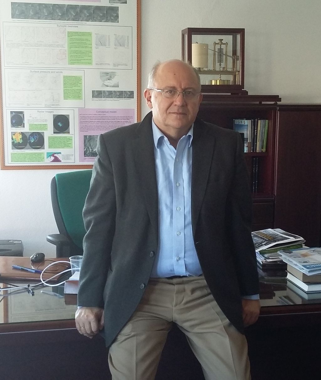 Figura 2.- El entrevistado posando en su despacho del CM de Málaga de AEMET