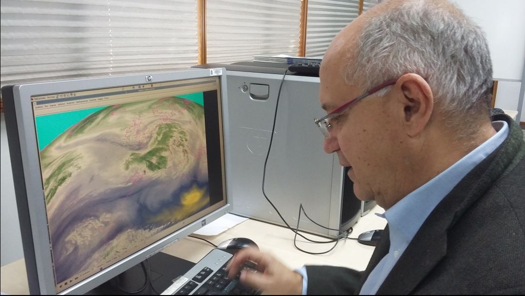 Figura 3.- José María Sánchez-Laulhé analizando una imagen de satélite en la pantalla de un ordenador