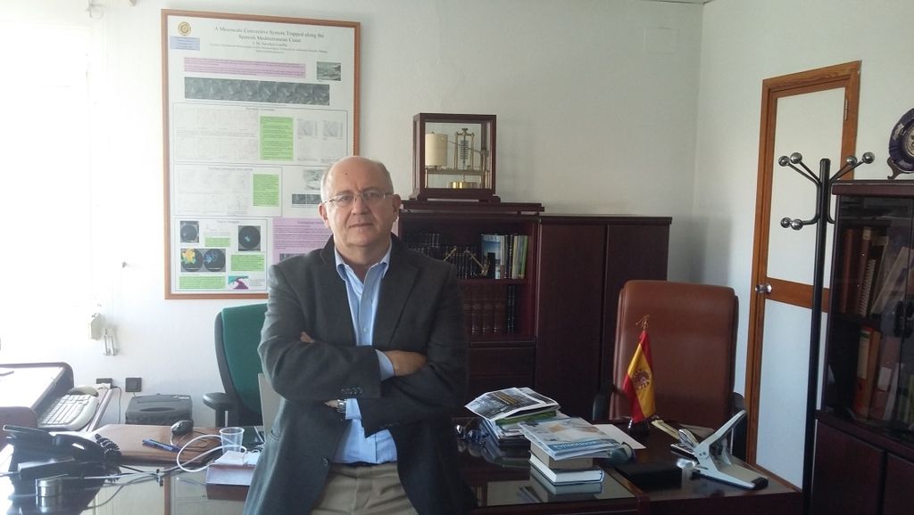 Figura 5.- Fotografía del entrevistado en su despacho, desde donde dirige el CM de Málaga de AEMET.