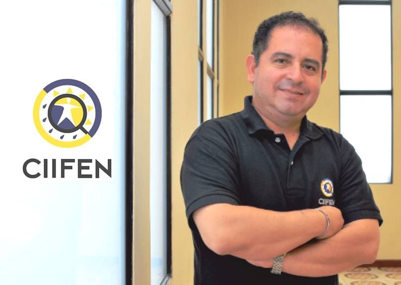 Figura 3.- El entrevistado en una imagen de 2015 junto al logotipo del Centro de Investigación que dirige (CIIFEN)