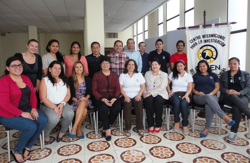 Figura 4.- Grupo de personas que trabajan en el CIIFEN