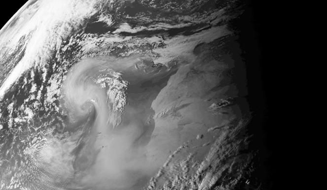Imagen VIS0.6 del 9 a las 18 UTC, nótese como esta anocheciendo por el este y los contrastes de grises aparecen aumentados. Fuente, Universidad de Dundee. Copyright EUMETSAT