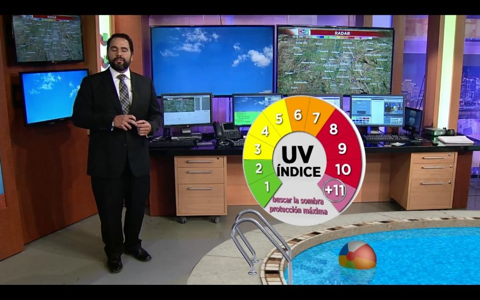 Figura 2.- Albert Martínez ofreciendo en su espacio información sobre el índice UV, con una piscina creada por ordenador en el estudio.