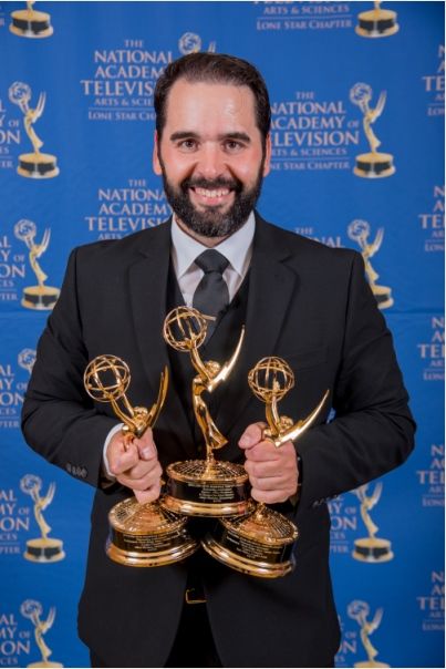 Figura 5.- Albert Martínez posando con los 3 Emmys que recibió en 2016.
