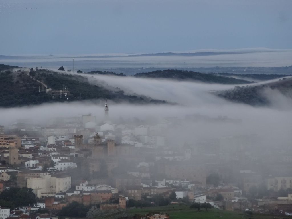 Figura 5.- Niebla empezándose a levantar sobre Cáceres capital el 8 de noviembre de 2013. Fotografía de Antonio de la Osa. Enviada a El Tiempo de Canal Extremadura