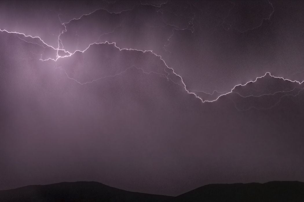 Tormenta de anoche con un rayo nube-nube en Castuera, Badajoz. Foto de Álvaro Hurtado.