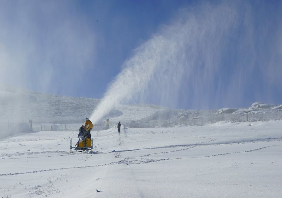 Cañón de nieve en funcionamiento en la estación de esquí Sierra de Béjar-La Covatilla. Cañón de nieve en funcionamiento en la estación de esquí Sierra de Béjar-La Covatilla.