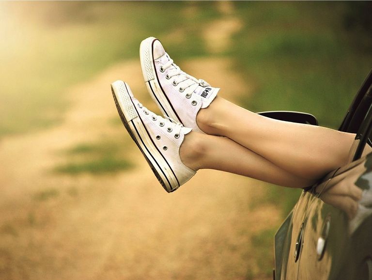 ¿Qué causa la hinchazón de los tobillos y los pies cuando hace calor?