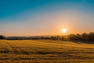 ¿Por qué el sol calienta más cuando está más alto?