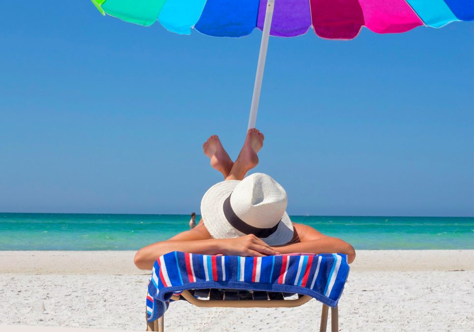 Mujer tomando el sol Mujer tomando el sol