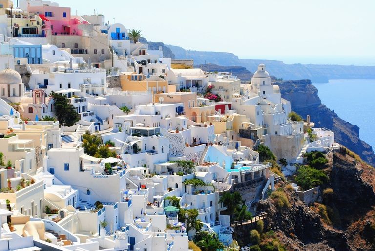Casas blancas encaladas en Santorini, Grecia. Casas blancas encaladas en Santorini, Grecia.