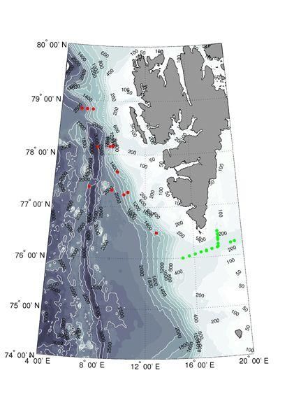 Figura 2.- Mapa batimétrico del sector occidental de las Islas Svalbard donde aparecen indicadas con puntos verdes las cascadas de agua densa que se han localizado, y con los puntos rojos, zonas donde el agua del fondo está más densa. Las observaciones se realizaron durante la campaña del verano de 2008.