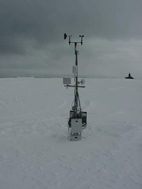 Estaciones meteorológicas automáticas en Pico Reina Sofía y en domo glaciar Hurd.