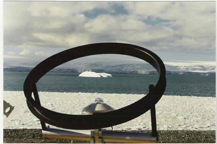 Vista de la bahía sur desde el aro del piranometro de difusa con glaciar de enfrente de la base y brash Vista de la bahía sur desde el aro del piranometro de difusa con glaciar de enfrente de la base y brash ((hielo en trozos provenientes de derrumbes del glaciar).