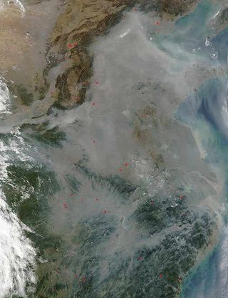 Nube gigantesca marrón sobre parte de Asía