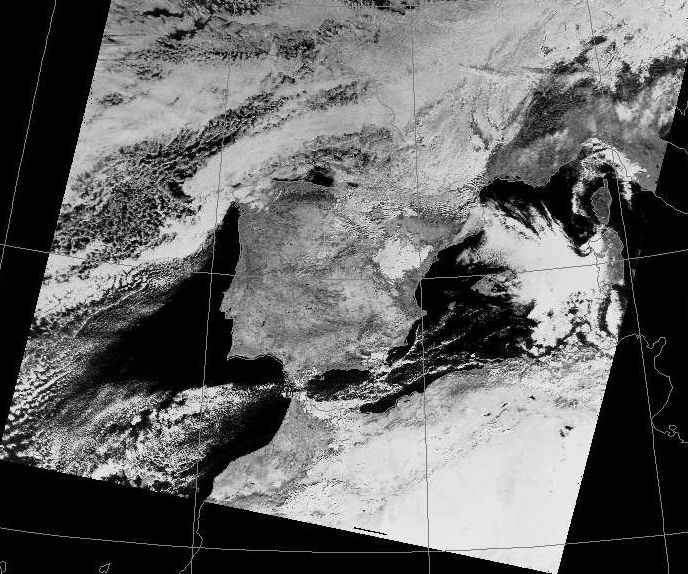 Imagen del canal 6 (banda espectral 1.6 µm) de MODIS en baja resolución del 23 a las 11:07 UTC de la península y alrededores. Las zonas nevadas de los Alpes, Sistema Cantábrico y Pirineos aparecen en negro por la escasa capacidad reflectora de la nieve en este canal. El resto de las nubes aparecen más o menos en blanco, menos las formadas mayoritariamente por cristalitos de hielo, altas y frías, que también dan tonalidades oscuras. Fuente Universidad de Dundee.