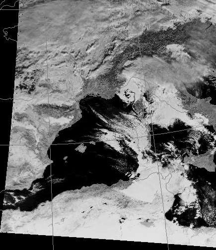 Ídem que en caso anterior pero para el día 24 a las 10:12 UTC. Las nubes al norte del Pirineo y las nieblas al sur contrastan con la nieve de las zonas altas en negro. El mar es mal reflector y también aparecen en negro. Fuente Universidad de Dundee.