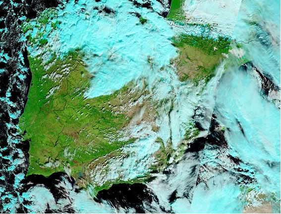 Ídem que el caso anterior pero para el 26. La descarga fría ya está afectando de lleno a toda la península y Baleares. Imagen de la NASA.