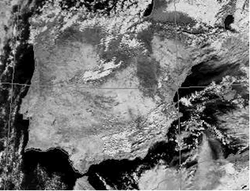 Canal 6, 1.6 µm, del sensor MODIS del 27 a las 10:40 UTC. Las grandes zonas nevadas se observan en negro o con tonalidades muy oscuras. Las áreas oscuras han aumentado considerablemente respecto al día 23 y 24. Obsérvese como las nubes que sobrevuelan las zonas de Castilla-León aparecen blancas en este canal. Fuente Universidad de Dundee.