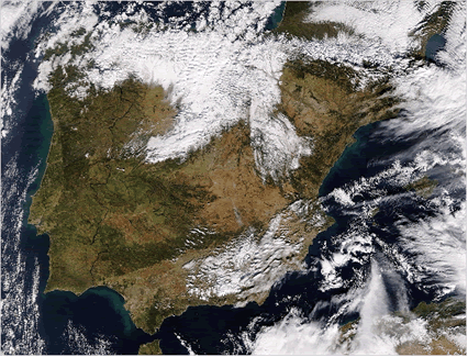Imagen MODIS en verdadero color, generada por la combinación de varios canales, entre ellos el 1.6 µm. La nieve no se puede distinguir de las zonas nubosas. Estas se intuyen gracias a las sombras negras que se proyectan sobre el manto blanco. Imagen NASA.