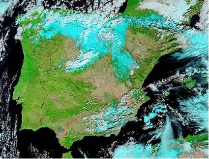 Ídem que el caso anterior pero imagen en falso color. Nótese como utilizando la información del canal 1.6 µm, podemos realzar las zonas nevadas y nubes con topes fríos. Imagen NASA.