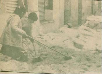 Una de las imágenes más dramáticas de estas inundaciones. Niños ayudando en la limpieza del granizo de la calle Una de las imágenes más dramáticas de estas inundaciones. Niños ayudando en la limpieza del granizo de la calle