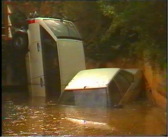 Zarandeados y sepultados. Así quedaron este par de coches después de la inundación, totalmente inservibles Zarandeados y sepultados. Así quedaron este par de coches después de la inundación, totalmente inservibles