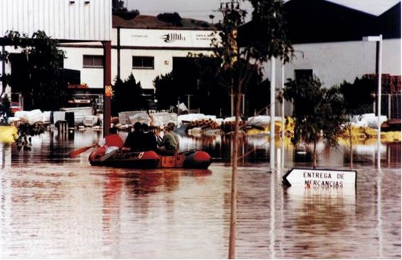 Muchos de los rescates que hubieron en esta zona tuvieron que ser realizados por helicópteros o como en la imagen con lanchas zodiac Muchos de los rescates que hubieron en esta zona tuvieron que ser realizados por helicópteros o como en la imagen con lanchas zodiac