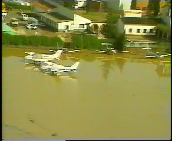 El aeropuerto también tomado por las aguas El aeropuerto también tomado por las aguas