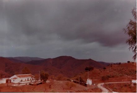 El cielo se va poniendo negro hacia Málaga El cielo se va poniendo negro hacia Málaga