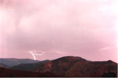 El cielo se pone morado durante la tormenta y empieza a descargar. Aquí un rayo captado impactando en los montes de Málaga El cielo se pone morado durante la tormenta y empieza a descargar. Aquí un rayo captado impactando en los montes de Málaga