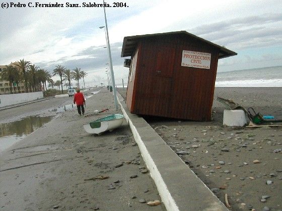 Fig. 14. Caseta de Protección Civil subida por el mar contra el murete del paseo Fig. 14. Caseta de Protección Civil subida por el mar contra el murete del paseo
