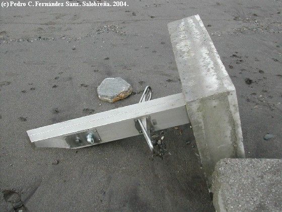 Fig. 16. Lavapiés como éste, anclados a enormes losetas de hormigón armado de varias toneladas Fig. 16. Lavapiés como éste, anclados a enormes losetas de hormigón armado de varias toneladas