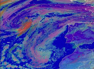 Estelas de barcos y aviones al oeste de la Península