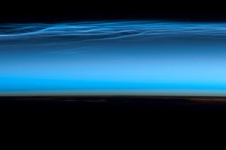 El humo que dejan los meteoros provoca extrañas nubes