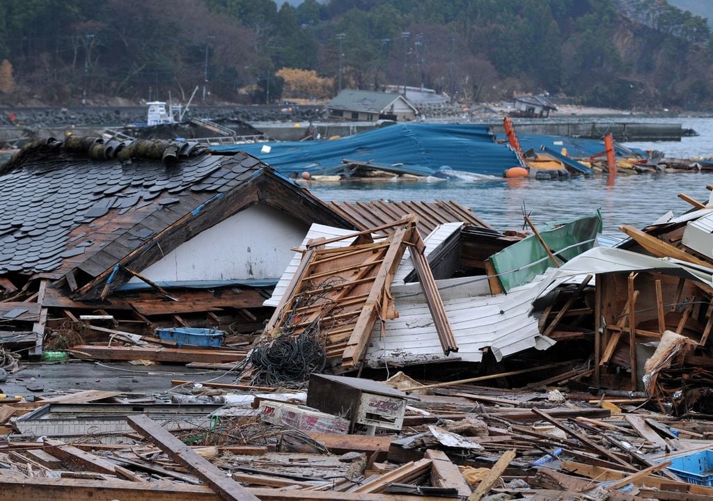 Efectos del paso de las ondas de tsunami en población costera Efectos del paso de las ondas de tsunami en población costera