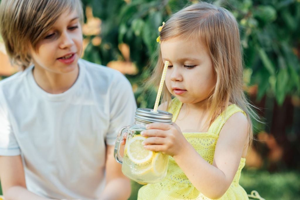 El agua de chía con limón se ha vuelto muy popular en la población