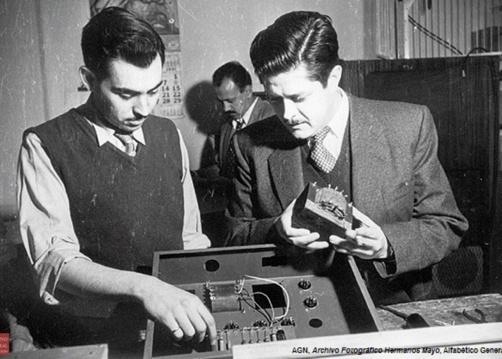 Camarena preparando la primera transmisión de un programa de televisión a color en México.